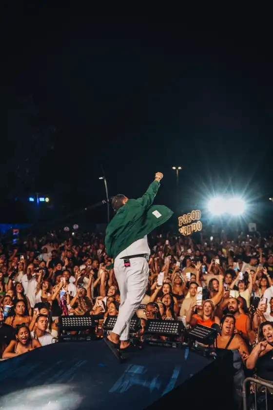 Yan no palco diante da pista lotada